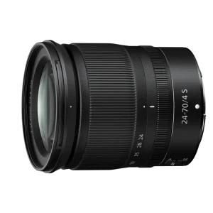 El Lente Nikon NIKKOR Z 24-70mm f/4 S es el objetivo zoom estándar de referencia para el sistema mirrorless Nikon Z, diseñado para fotógrafos y videógrafos que buscan versatilidad, calidad óptica de primer nivel y portabilidad en un solo objetivo compacto y ligero. Primer zoom lanzado para la montura Z de Nikon, el Lente Nikon NIKKOR Z 24-70mm f/4 S pertenece a la línea S de Nikon, la gama de mayor rendimiento óptico de la serie NIKKOR Z, y cubre el rango focal más utilizado en fotografía profesional: desde gran angular a 24mm hasta retrato a 70mm con apertura constante f/4 en todo el rango. El NIKKOR Z 24-70mm f/4 S cubre un rango útil de distancias focales, abarcando perspectivas desde gran angular hasta retrato, con apertura máxima constante de f/4 que mantiene una exposición consistente en todo el rango zoom y contribuye a ofrecer una alternativa más compacta y ligera frente a los zooms f/2.8, sin sacrificar la calidad óptica que caracteriza a la línea S de Nikon. Samy's Camera ¿Por qué elegir el Lente Nikon NIKKOR Z 24-70mm f/4 S? El Lente Nikon NIKKOR Z 24-70mm f/4 S es la opción ideal para quienes quieren aprovechar al máximo las ventajas únicas de la montura Z de Nikon en un objetivo compacto y versátil. La montura Z de Nikon es sumamente ancha y permite que el objetivo NIKKOR Z capture más luz en todo el fotograma, y con la poca distancia que hay entre la montura y el sensor, se reduce en gran medida el descenso de luz en los bordes, resultando en una nitidez increíble hasta los bordes y en todo el rango del zoom, una ventaja óptica fundamental frente a objetivos diseñados para monturas de menor diámetro. Blue Skies Drone Shop Para videógrafos, el Lente Nikon NIKKOR Z 24-70mm f/4 S incorpora un conjunto de características específicamente diseñadas para producción de video. Gracias a un motor paso a paso sumamente silencioso, se logra un autoenfoque prácticamente sin ruido, el zoom es silencioso, lo mismo que el anillo de control que permite ajustar la apertura del diafragma sin que se oiga ningún sonido, garantizando grabaciones limpias de audio sin contaminación mecánica del objetivo. Blue Skies Drone Shop Características Principales del Lente Nikon NIKKOR Z 24-70mm f/4 S 🎯 Apertura constante f/4 en todo el rango 24-70mm — exposición uniforme de gran angular a teleobjetivo sin ajustes de compensación al cambiar de focal, ideal para fotografía y video en condiciones lumínicas controladas 🔬 14 elementos en 11 grupos — 1 AS-ED + 3 asféricos — un elemento asférico de baja dispersión extra único, además de tres elementos asféricos, para reducir aberraciones cromáticas y distorsiones en todo el rango zoom logrando alta nitidez y claridad ✨ Nano Crystal Coat + Super Integrated Coating — el revestimiento de nanocristal antirreflectante de Nikon reduce las imágenes fantasma y los destellos para proporcionar mayor claridad de imagen incluso en situaciones de contraluz, más revestimiento Super Integrated para mayor contraste y fidelidad de color 🔇 Motor paso a paso silencioso — autoenfoque rápido, suave, preciso y prácticamente inaudible, ideal para grabación de video sin contaminación de audio por el mecanismo de enfoque 📐 Diseño retráctil compacto — solo 500 gramos de peso, en comparación con los 630 g del NIKKOR Z 24-120mm f/4 S y los 805 g del NIKKOR Z 24-70mm f/2.8 S, con diseño retráctil que minimiza el tamaño cuando no está en uso 🌸 Diafragma redondeado de 7 láminas — bokeh suave y natural para separación de sujeto del fondo en fotografía de retrato y primeros planos con perspectiva 70mm 🎬 Reducción de focus breathing — al cambiar de zoom se reducen el focus breathing y el desplazamiento de enfoque, garantizando transiciones de enfoque limpias en video sin cambios de encuadre no deseados 💧 Sellado anti-polvo y humedad con recubrimiento de flúor — completamente sellado contra la intemperie, con seis anillos de goma separados cubriendo el elemento frontal, montura trasera, barril telescópico, anillo de zoom y anillo de enfoque, más recubrimiento de flúor en elemento frontal que repele polvo, agua y grasa 📏 Distancia mínima de enfoque de 30 cm — en cualquier distancia de su rango focal, haciendo a este objetivo una herramienta perfecta para no renunciar a cualquier momento que se quiera plasmar, desde paisajes hasta primeros planos creativos 🔄 Sistema de enfoque de elementos flotantes — los elementos de objetivo flotantes garantizan que el enfoque es preciso a muy poca distancia, con corrección de aberraciones optimizada en todo el rango de distancias de enfoque ⚡ Anillo de control programable — función asignable para control de apertura, exposición o enfoque manual desde el anillo, integrada con el sistema de personalización de las cámaras Nikon Z Samy's Camera + 6 Detalles del Producto Marca: Nikon Modelo: NIKKOR Z 24-70mm f/4 S (JMA704DA) Montura: Nikon Z (nativa, sin adaptador) Formato: Full Frame FX (compatible con DX en modo recorte) Línea: S-Line (máximo rendimiento óptico) Rango focal: 24–70 mm Apertura máxima: f/4 (constante) Apertura mínima: f/22 Elementos ópticos: 14 elementos en 11 grupos Elementos especiales: 1x AS-ED + 3x asféricos Revestimiento: Nano Crystal Coat + Super Integrated Coating + flúor en frontal Autoenfoque: Motor paso a paso silencioso con override manual full-time Distancia mínima de enfoque: 30 cm (en todo el rango focal) Ampliación máxima: 0,28x Diafragma: 7 láminas redondeadas Diámetro del filtro: 72 mm Diseño: Retráctil con mecanismo de bloqueo Dimensiones: 77,5 x 88,5 mm (extendido) Peso: 500 g Sellado: Anti-polvo y humedad, 6 juntas de goma Anillo de control: Programable (apertura, compensación de exposición o enfoque) Incluye: Tapa frontal LC-72B, tapa trasera LF-N1, parasol HB-85 Compatibilidad del Lente Nikon NIKKOR Z 24-70mm f/4 S El Lente Nikon NIKKOR Z 24-70mm f/4 S es nativo de la montura Z de Nikon, compatible directamente sin adaptador con toda la gama de cámaras mirrorless Nikon Z, incluyendo la Z9, Z8, Z7 II, Z6 III, Z6 II, Z5 II, Z5, Z fc y Z50, aprovechando la comunicación de alta velocidad entre objetivo y cámara para corrección de distorsión, compensación de viñeteo y control de estabilización IBIS del cuerpo. El objetivo usa la función de reducción de la vibración de la cámara para que se pueda disparar a velocidades de obturación hasta cinco veces más lentas de lo que sería posible sin ella, maximizando la estabilidad en combinación con el IBIS de las cámaras Z. Para explorar más ópticas NIKKOR Z y accesorios Nikon disponibles, visita nuestra sección de productos Nikon en Technology Video. Blue Skies Drone Shop Preguntas Frecuentes ¿El Lente Nikon NIKKOR Z 24-70mm f/4 S tiene estabilización de imagen integrada? El lente no incorpora estabilización óptica propia, pero aprovecha plenamente el sistema IBIS de 5 ejes de las cámaras Nikon Z con las que es compatible. El objetivo usa la función de reducción de la vibración de la cámara para que se pueda disparar a velocidades de obturación hasta cinco veces más lentas, equivalente a la compensación que ofrecen muchos objetivos con estabilización óptica integrada. Blue Skies Drone Shop ¿El Lente Nikon NIKKOR Z 24-70mm f/4 S es apto para video profesional? Sí. Su motor paso a paso silencioso, la reducción de focus breathing, el anillo de control de apertura sin clic audible y la distancia mínima de enfoque de 30 cm en todo el rango focal lo convierten en uno de los objetivos más completos del sistema Z para producción de video, documental, entrevistas y vlogging profesional. ¿Cuál es la diferencia entre el NIKKOR Z 24-70mm f/4 S y el f/2.8 S? El NIKKOR Z 24-70mm f/2.8 S pesa 805 g frente a los 500 g del f/4 S, siendo significativamente más pesado y voluminoso. El f/4 S es la elección de quienes priorizan portabilidad y compacidad, mientras que el f/2.8 S ofrece mayor luminosidad para fotografía en condiciones de poca luz y mayor control de la profundidad de campo. Drone Nomad ¿El Lente Nikon NIKKOR Z 24-70mm f/4 S es resistente a la lluvia? El NIKKOR Z 24-70mm f/4 S está completamente sellado contra la intemperie, con juntas de goma separadas cubriendo todos los puntos móviles, más recubrimiento de flúor en el elemento frontal que repele el agua y la grasa para un uso seguro en condiciones climáticas adversas. Drone Nomad ¿El diseño retráctil del Lente Nikon NIKKOR Z 24-70mm f/4 S es un inconveniente? El diseño retráctil reduce considerablemente el tamaño del objetivo cuando no está en uso, siendo una ventaja para el transporte. Para disparar es necesario girar el anillo de zoom hasta desbloquearlo, un paso adicional que algunos fotógrafos prefieren evitar en situaciones de acción rápida pero que la mayoría considera un compromiso razonable dado el beneficio en portabilidad. Conclusión El Lente Nikon NIKKOR Z 24-70mm f/4 S es el zoom estándar definitivo para el sistema mirrorless Nikon Z: nitidez excepcional hasta los bordes gracias a la montura Z de gran diámetro, motor paso a paso silencioso ideal para video, sellado completo contra la intemperie, solo 500 gramos y distancia mínima de enfoque de 30 cm en todo el rango focal. La óptica de referencia para cualquier usuario Nikon Z que busca versatilidad y calidad S-Line en el objetivo más versátil del sistema. Conoce más sobre la marca en el sitio oficial de Nikon y adquiere el tuyo hoy en Technology Video para sacar el máximo partido a tu sistema mirrorless Nikon Z.